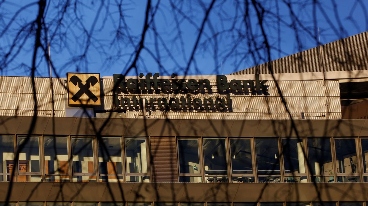 Raiffeisen Bank International pracuje na odchodu z Ruska. Kritiky však viní z „morální arogance“